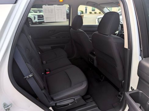 Used 2025 Nissan Pathfinder SV AWD/4WD image 25