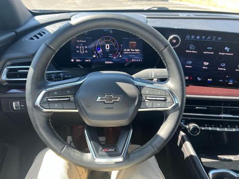 Used 2025 Chevrolet Traverse Z71 AWD/4WD image 16