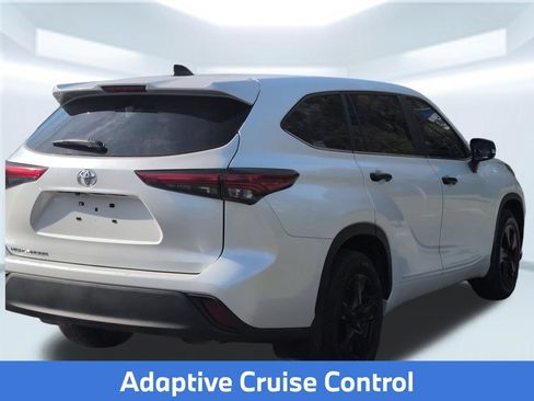 Used 2023 Toyota Highlander L FWD image 7