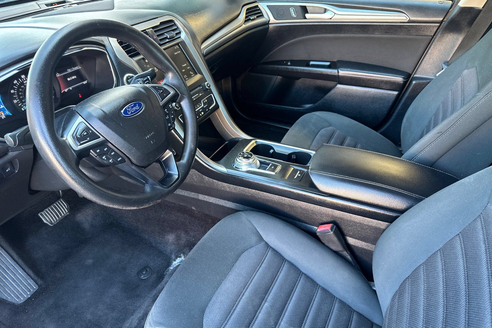 Used 2017 Ford Fusion SE w/ Fusion SE Technology Package FWD image 12