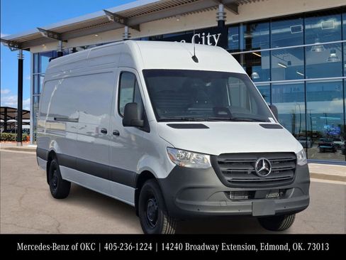 Used 2025 Mercedes-Benz Sprinter 2500 image 2