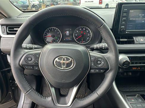 Used 2022 Toyota RAV4 XLE Premium image 27