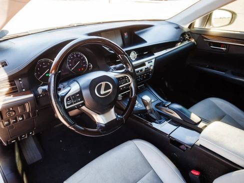 Used 2017 Lexus ES 300h w/ Luxury Package image 12