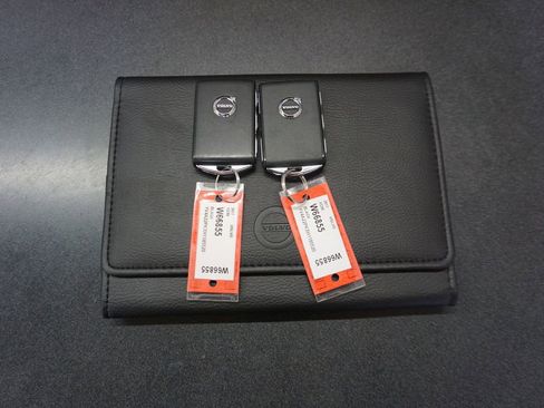 Used 2017 Volvo XC90 T6 Momentum w/ Vision Package image 18