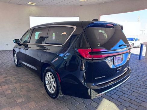 Used 2023 Chrysler Pacifica Touring-L FWD image 3