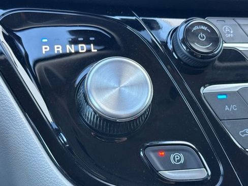 Used 2023 Chrysler Pacifica Touring-L image 34