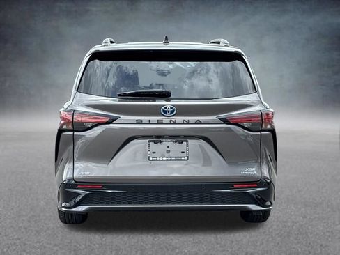 Used 2022 Toyota Sienna XSE w/ XSE Plus Package AWD/4WD image 4