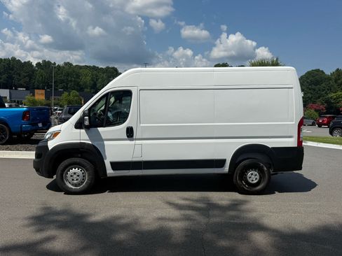 Used 2024 RAM ProMaster 2500 w/ Convenience Group FWD image 2