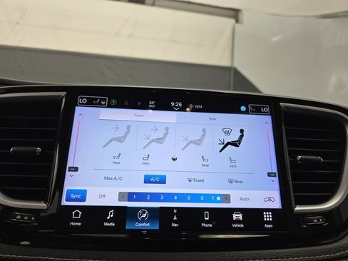 Used 2024 Chrysler Pacifica Limited image 35