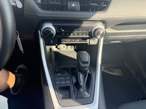 Used 2020 Toyota RAV4 LE AWD/4WD image 12
