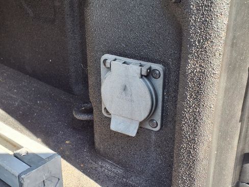 Used 2021 GMC Sierra 2500 SLT w/ SLT Convenience Package image 9