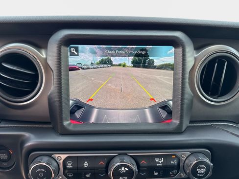 Certified 2022 Jeep Gladiator Sport AWD/4WD image 24
