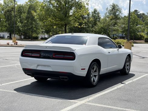 Used 2019 Dodge Challenger SXT RWD image 6
