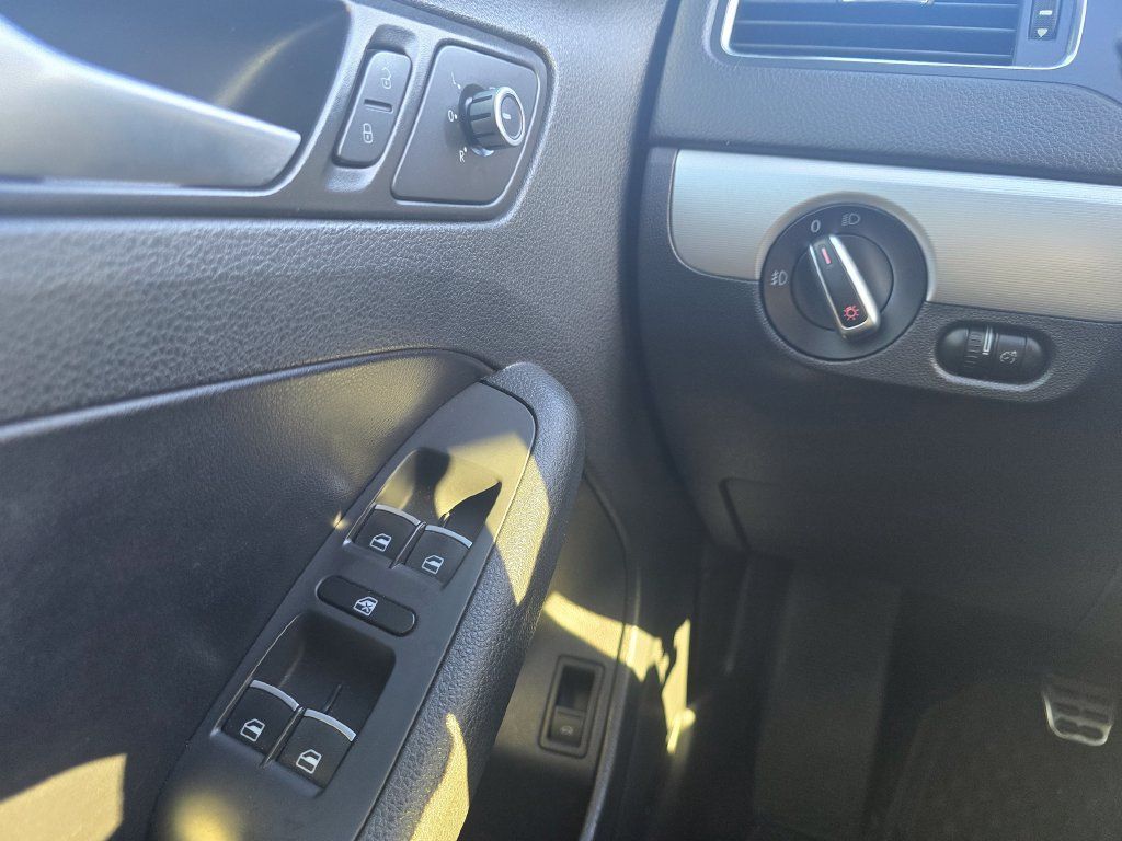 Used 2014 Volkswagen Jetta GLI Autobahn FWD image 18