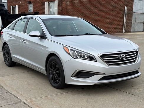 Used 2017 Hyundai Sonata SE FWD image 4