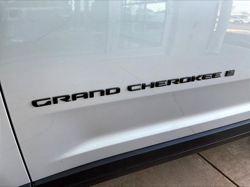 Used 2023 Jeep Grand Cherokee L Laredo AWD/4WD image 23