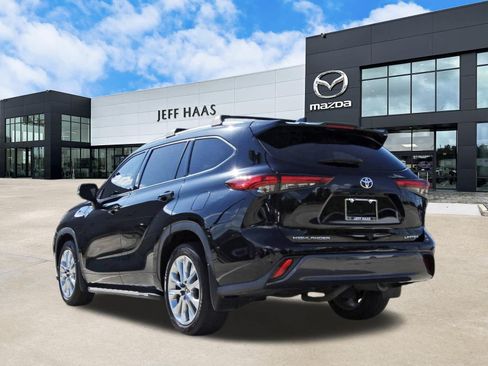 Used 2022 Toyota Highlander Limited FWD image 2