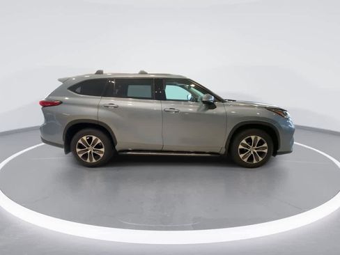 Certified 2021 Toyota Highlander XLE AWD/4WD image 9