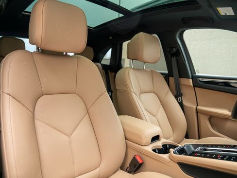 Used 2025 Porsche Macan image 26