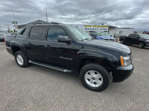Used 2011 Chevrolet Avalanche LT w/ Luxury Package AWD/4WD image 2