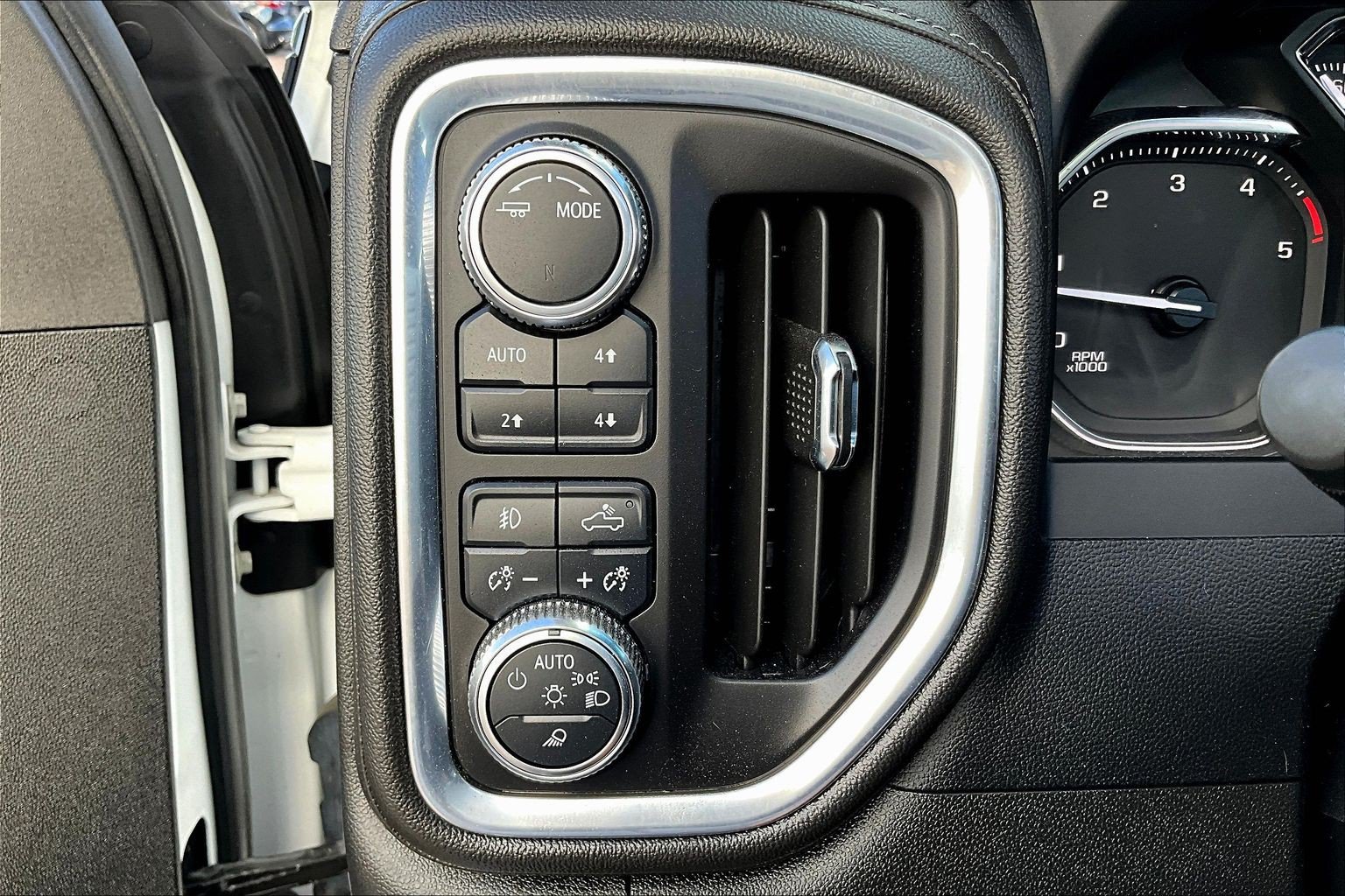 Used 2022 GMC Sierra 3500 SLT w/ SLT Premium Package AWD/4WD image 18