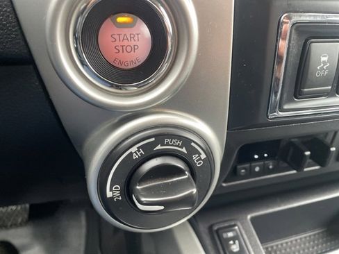 Used 2018 Nissan Titan SL w/ Chrome Package image 24