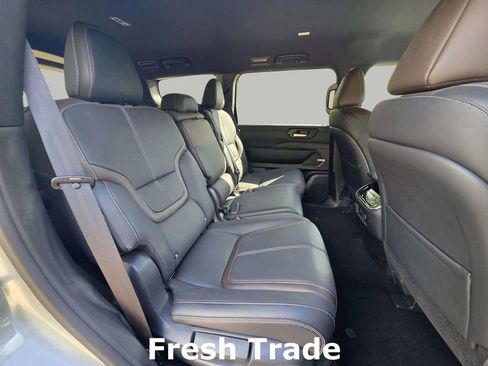 Used 2025 Nissan Armada SL image 10