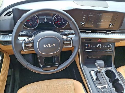Used 2024 Kia Carnival LX FWD image 21