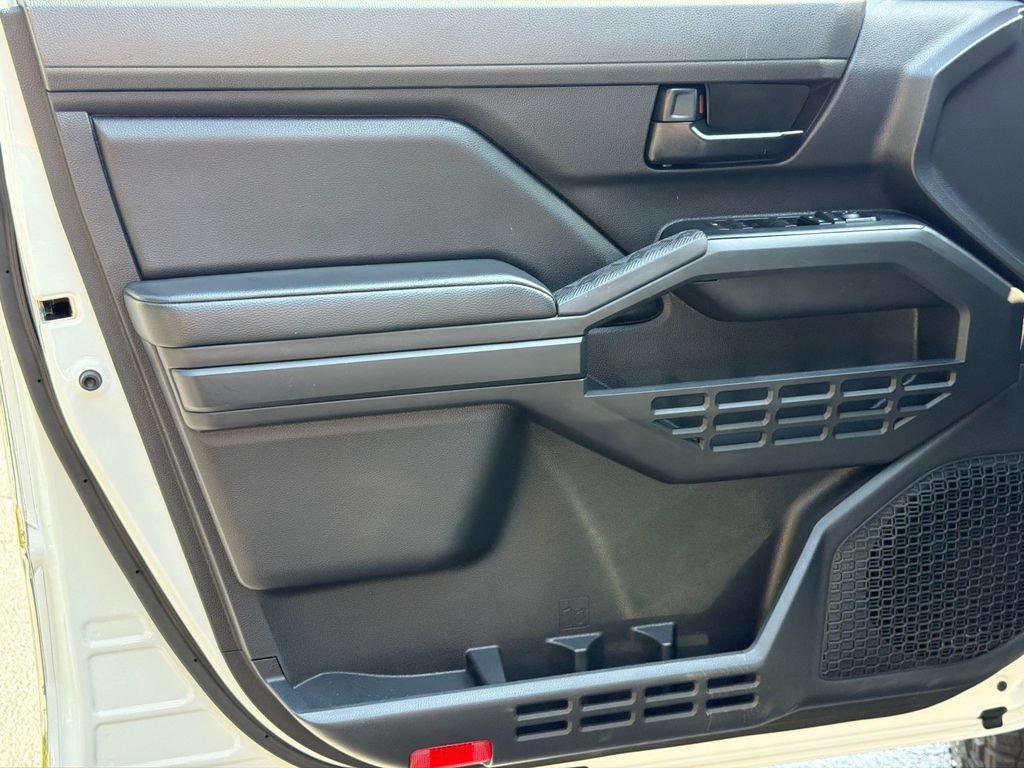 Used 2025 Toyota Tacoma SR AWD/4WD image 12
