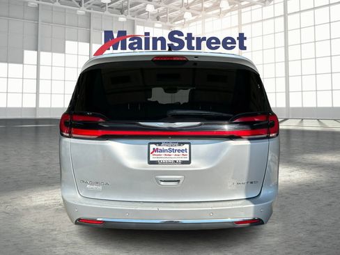 Used 2023 Chrysler Pacifica Limited FWD image 4