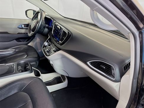 Used 2022 Chrysler Pacifica Touring-L image 32