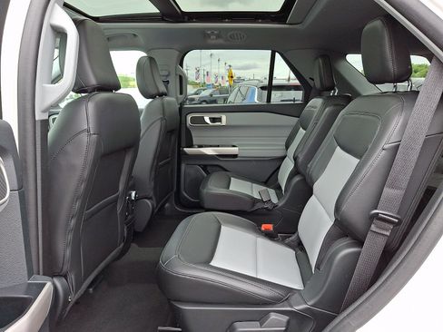 Used 2023 Ford Explorer XLT AWD/4WD image 10