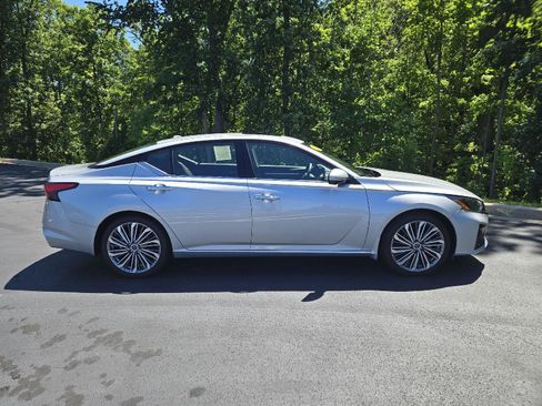 Used 2025 Nissan Altima 2.5 SL FWD image 2