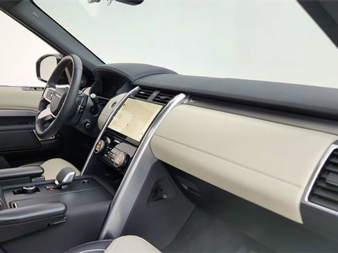 Used 2024 Land Rover Discovery Dynamic SE image 19