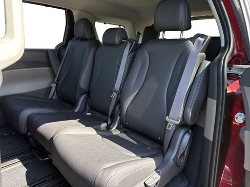 New 2025 Kia Carnival EX image 14