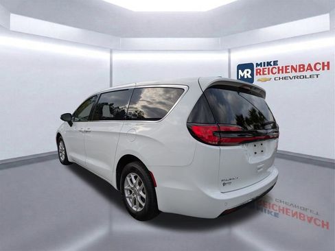 Used 2023 Chrysler Pacifica Touring-L image 6