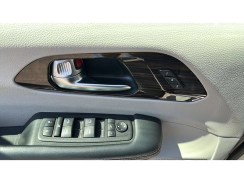 Used 2023 Chrysler Pacifica Limited FWD image 12
