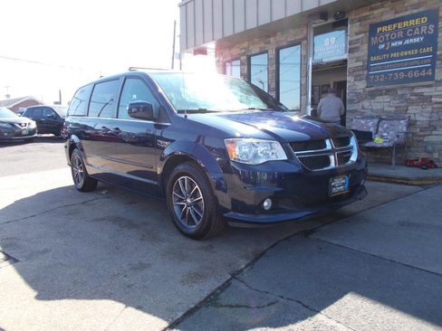 Used 2017 Dodge Grand Caravan SXT image 1