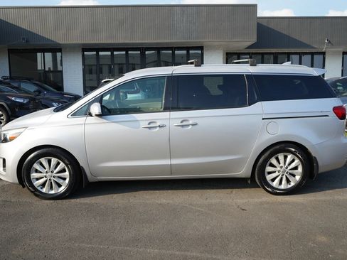 Used 2016 Kia Sedona EX FWD image 2