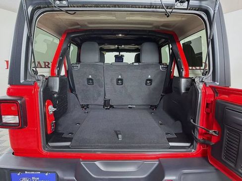 Used 2019 Jeep Wrangler Unlimited Sahara AWD/4WD image 31