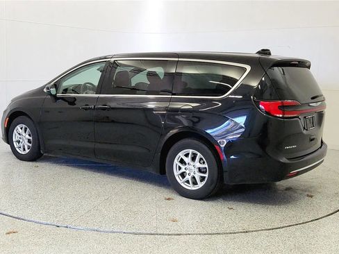 Used 2023 Chrysler Pacifica Touring-L FWD image 5