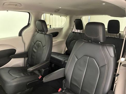 Used 2018 Chrysler Pacifica Touring-L w/ Advanced Safetytec Group FWD image 18