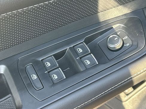New 2026 Volkswagen Atlas Cross Sport SE FWD image 17