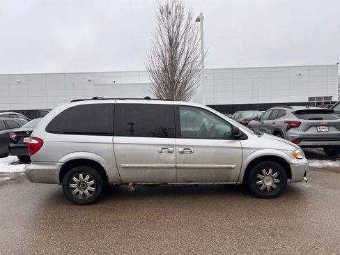 Used 2007 Chrysler Town & Country Touring image 4