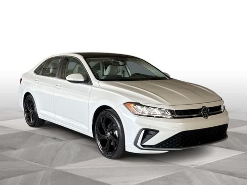 Used 2025 Volkswagen Jetta SE FWD image 2