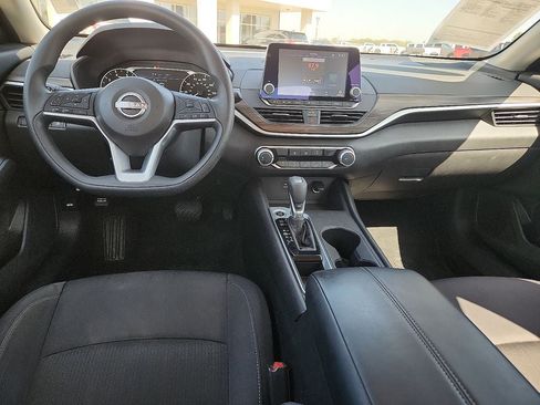 Used 2025 Nissan Altima 2.5 SV FWD image 12