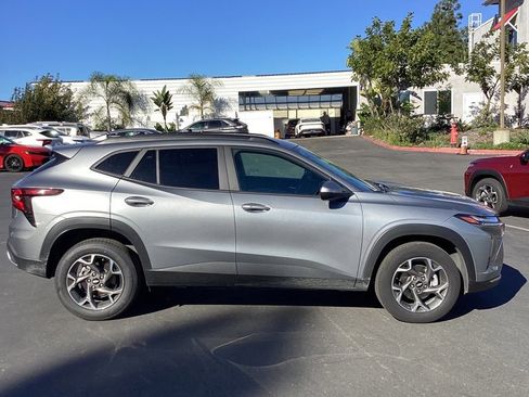 Used 2025 Chevrolet Trax LT w/ LT Convenience Package image 3