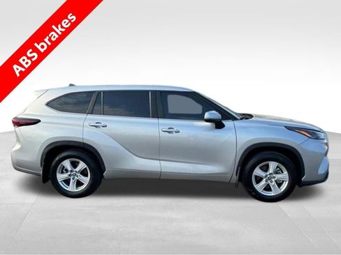 Used 2024 Toyota Highlander LE image 6