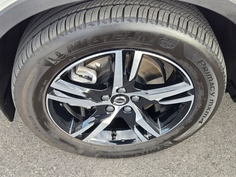 Certified 2024 Volvo XC40 B5 Core AWD/4WD image 4