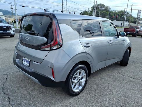 Used 2025 Kia Soul LX w/ LX Technology Package FWD image 4